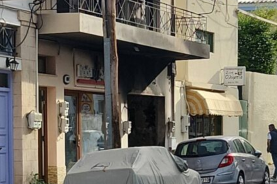 Κάηκε ολοσχερώς η επιχείρηση του δημάρχου Αίγινας - Εξετάζεται το σενάριο εμπρησμού